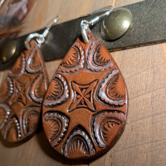 Tooled and antiqued, silver and brown tear drop earrings - Picture 4 of 7